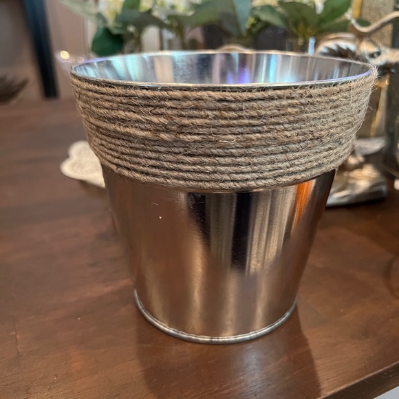 Greenbrier International Metal Tin Vase Planter with Rope Accent Trim 6x6 - Picture 1 of 2
